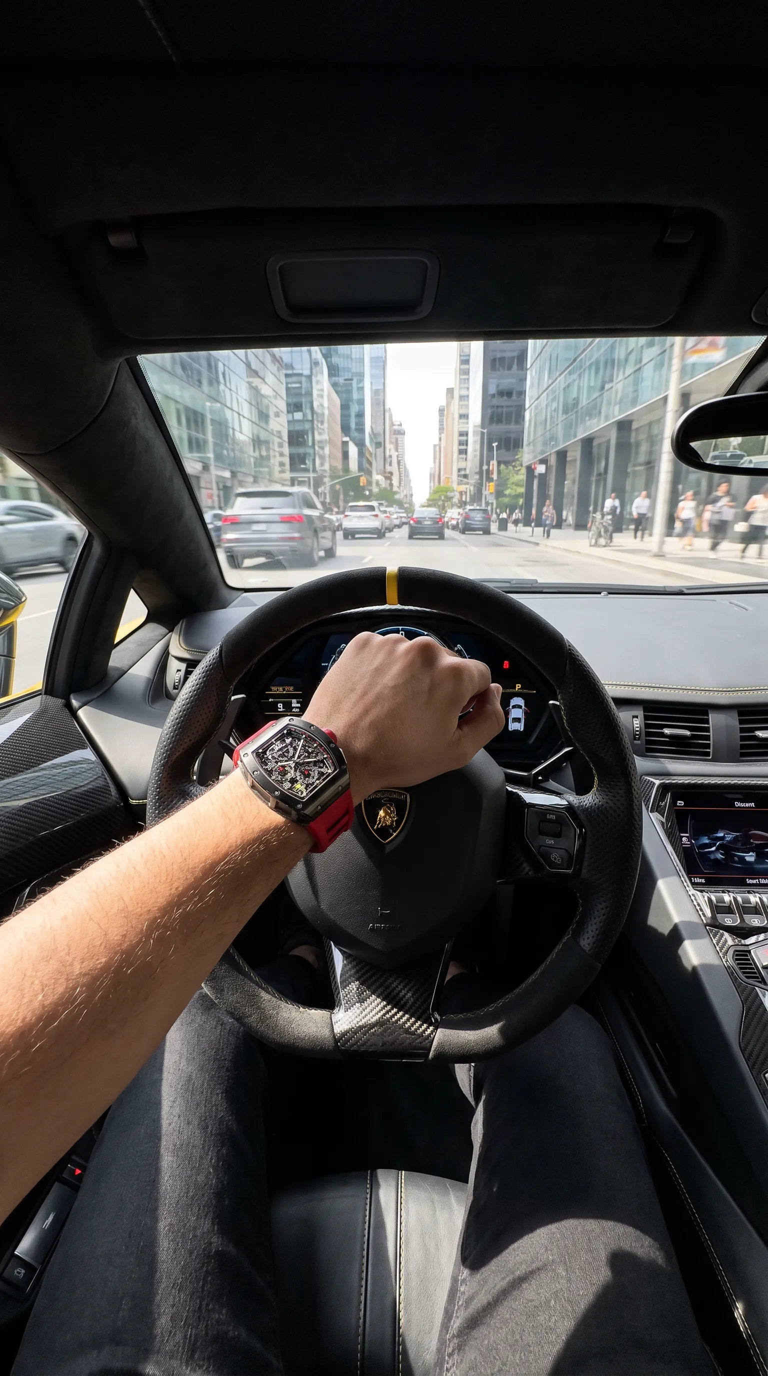 Montre de luxe au volant d'une supercar