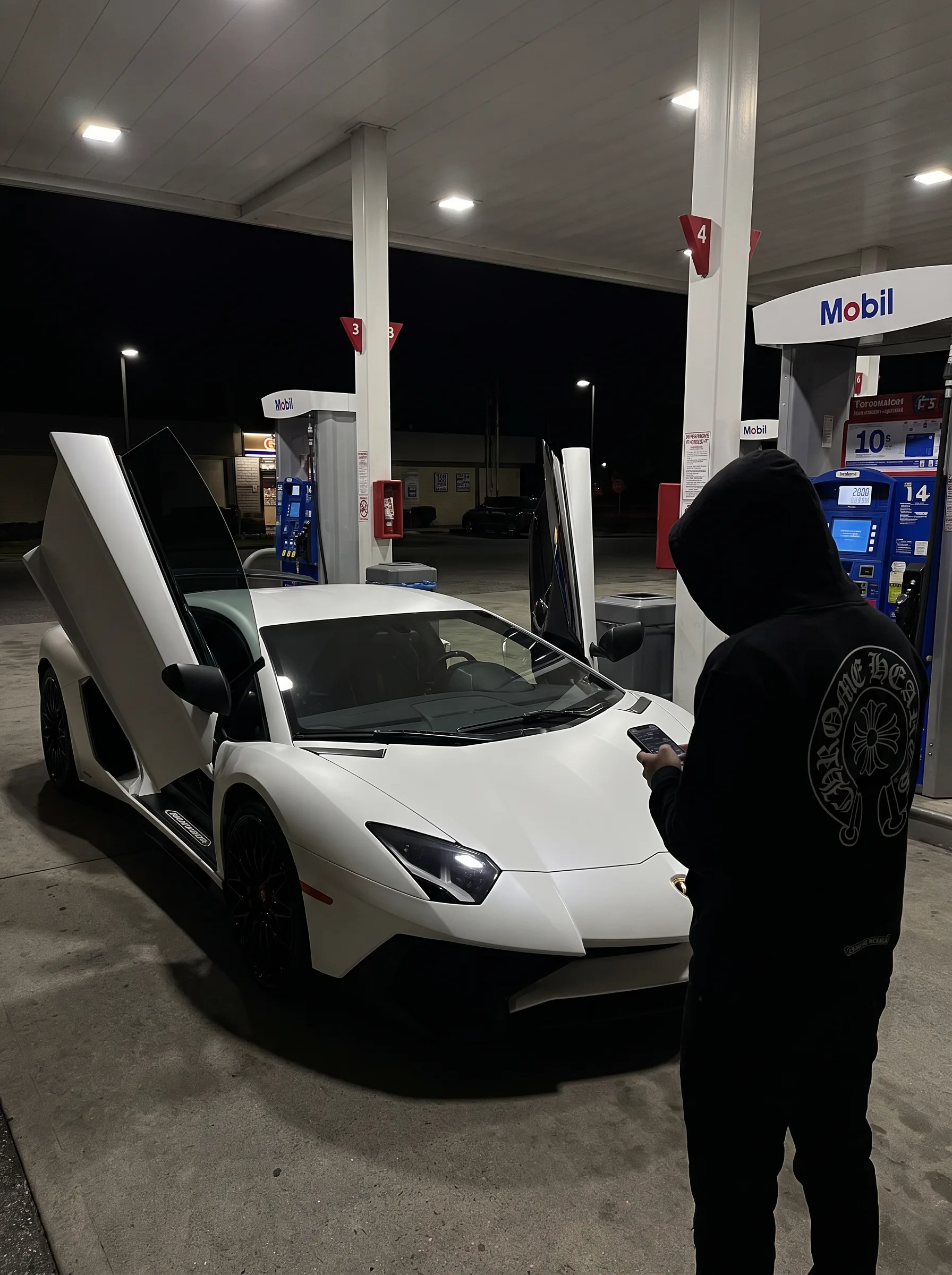 Supercar blanche à la station-service