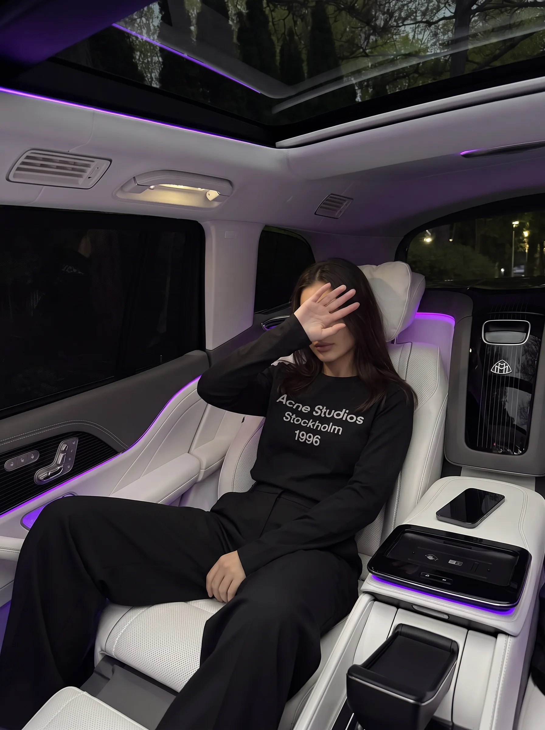 Portrait lifestyle dans une berline de luxe