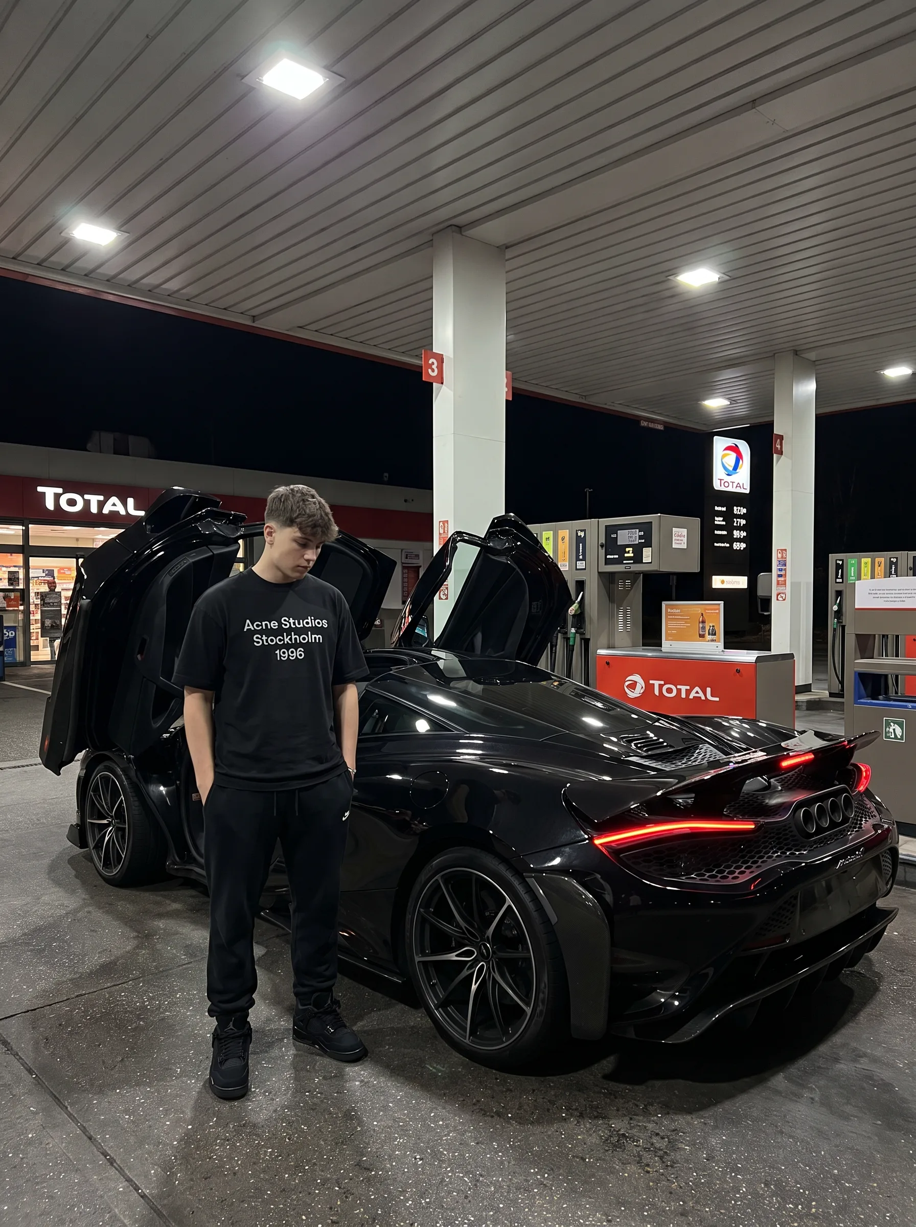 McLaren noire à la station Total