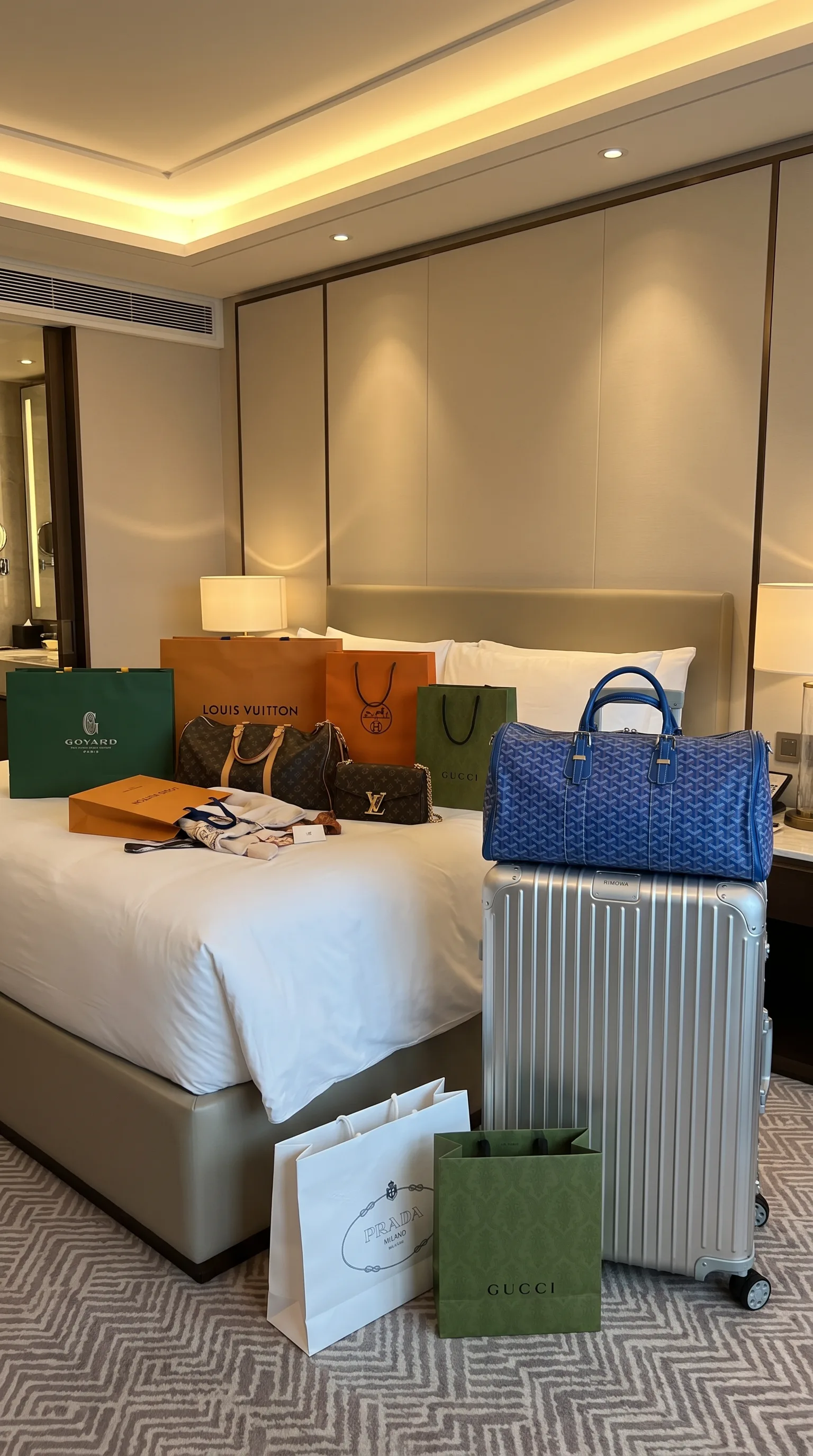 Shopping de luxe dans une suite d'hôtel