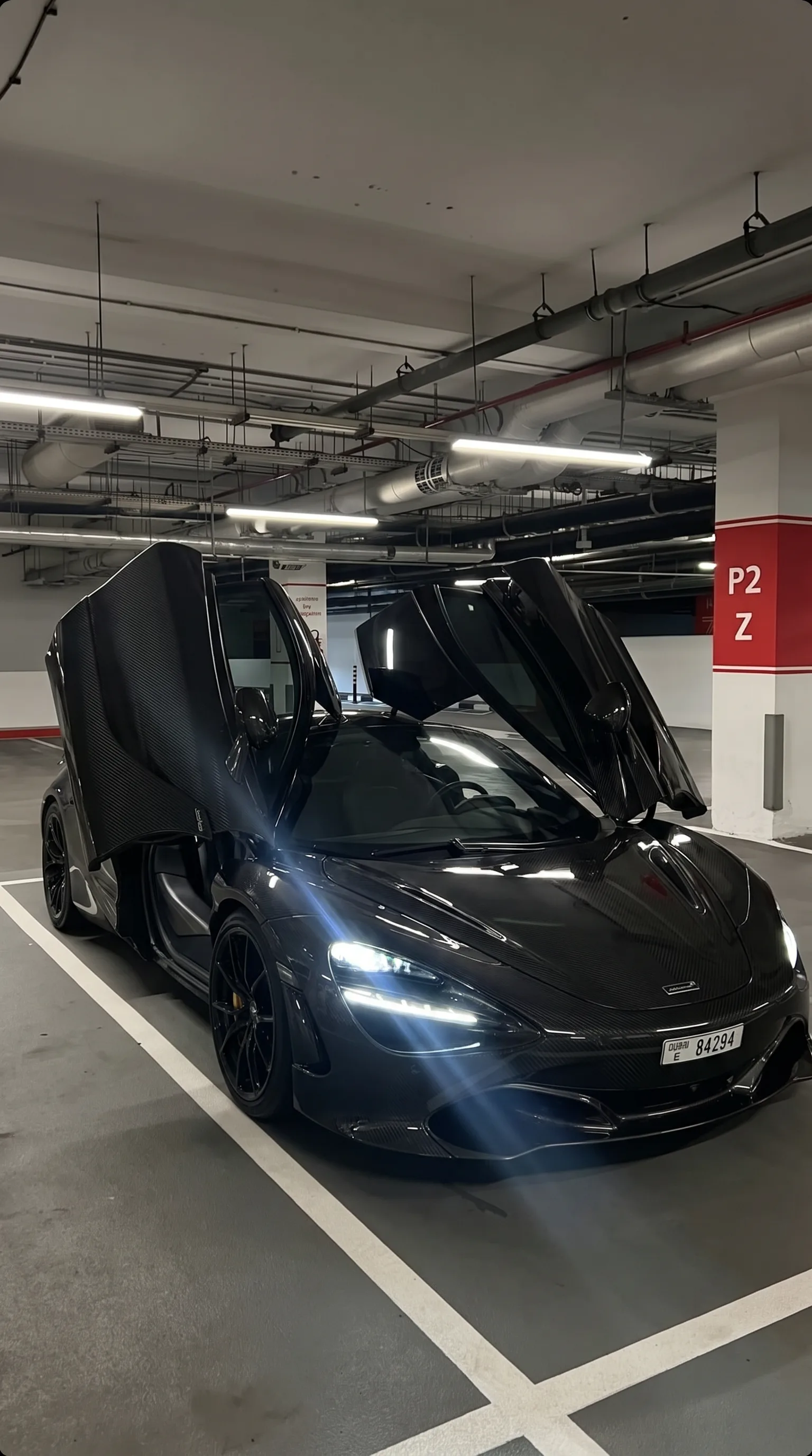 McLaren carbon dans un parking